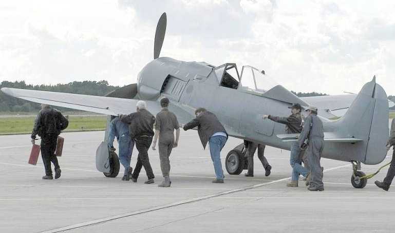 FLUG WERK Fw-190 Replica FOCKE-WULF Fw-190 Replica FW90 aircraft photograph